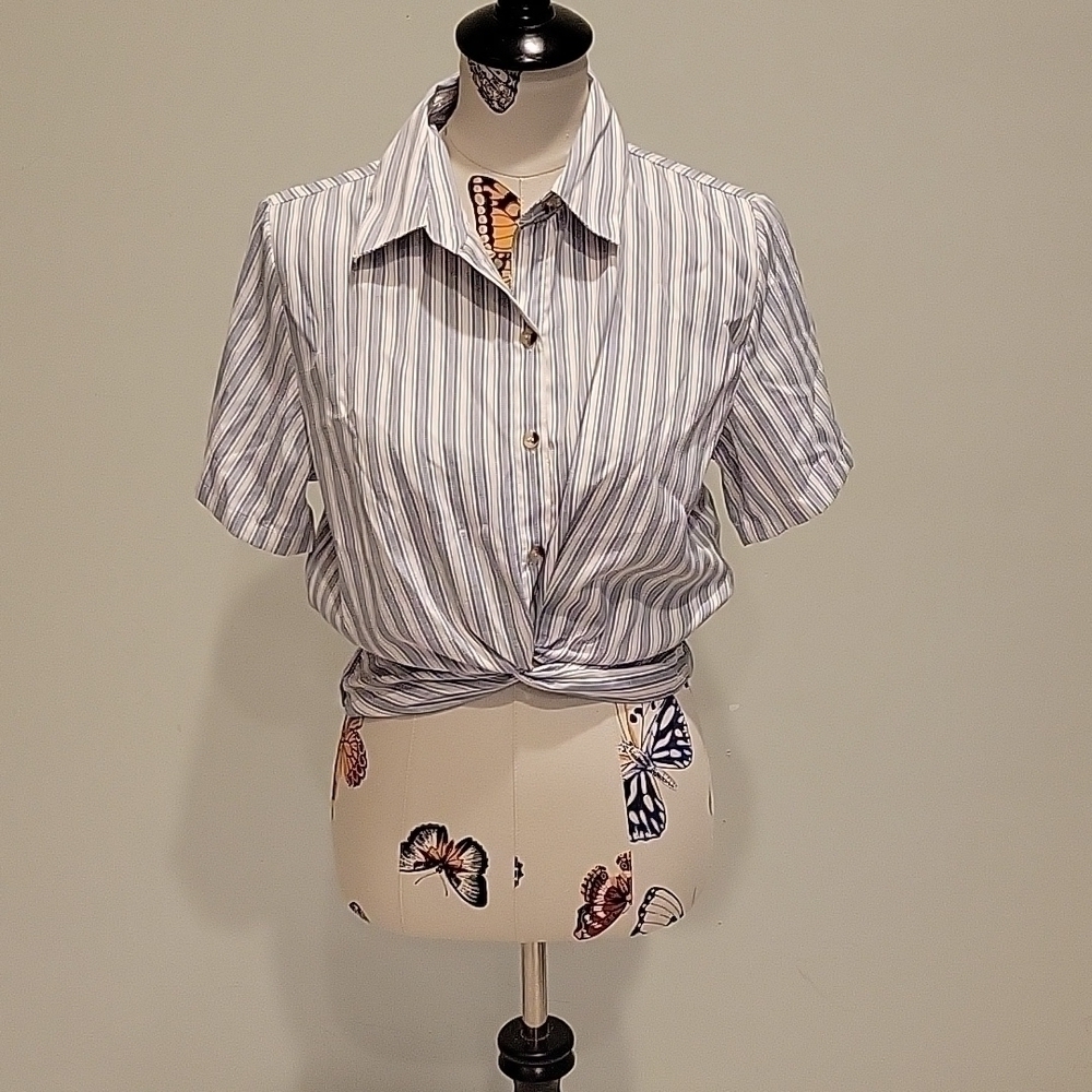 stylehouse Gray & White Striped Button-Down Short-Sleeve Crop Top L